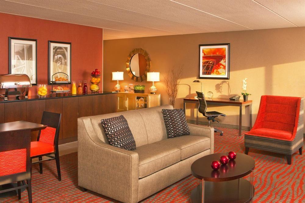 Hotel Four Points By Sheraton Milwaukee North Shore 3*