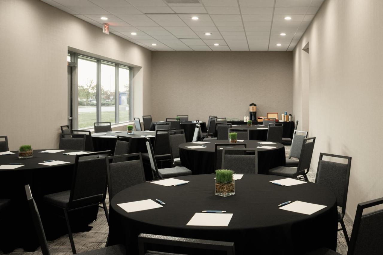 Hotel Four Points By Sheraton Milwaukee North Shore 3*
