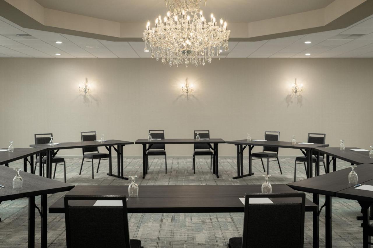 Four Points By Sheraton Milwaukee North Shore Hotel
