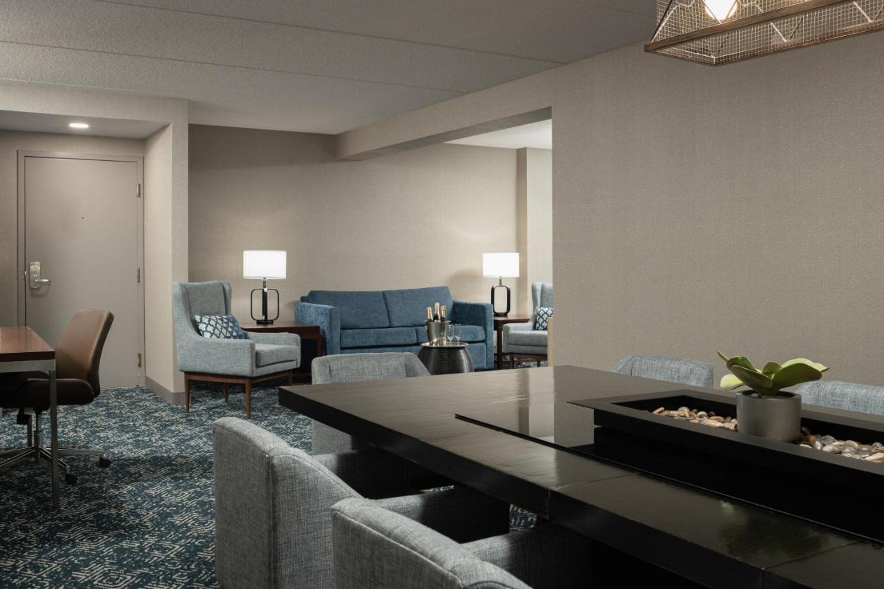 Four Points By Sheraton Milwaukee North Shore Hotel 3*