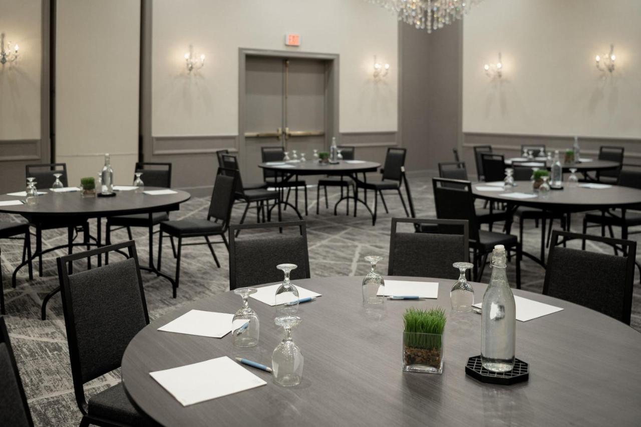 Four Points By Sheraton Milwaukee North Shore Hotel 3*