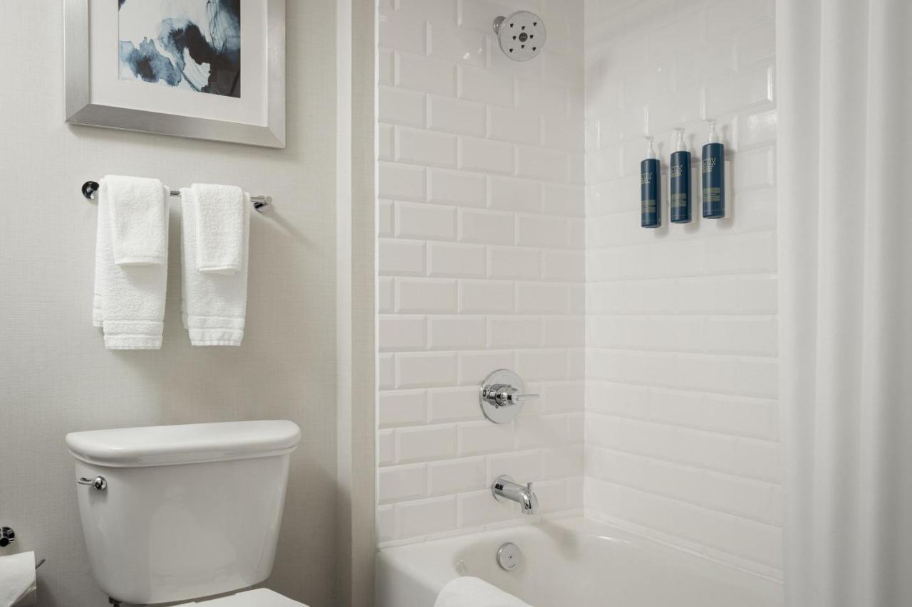 Four Points By Sheraton Milwaukee North Shore Hotel