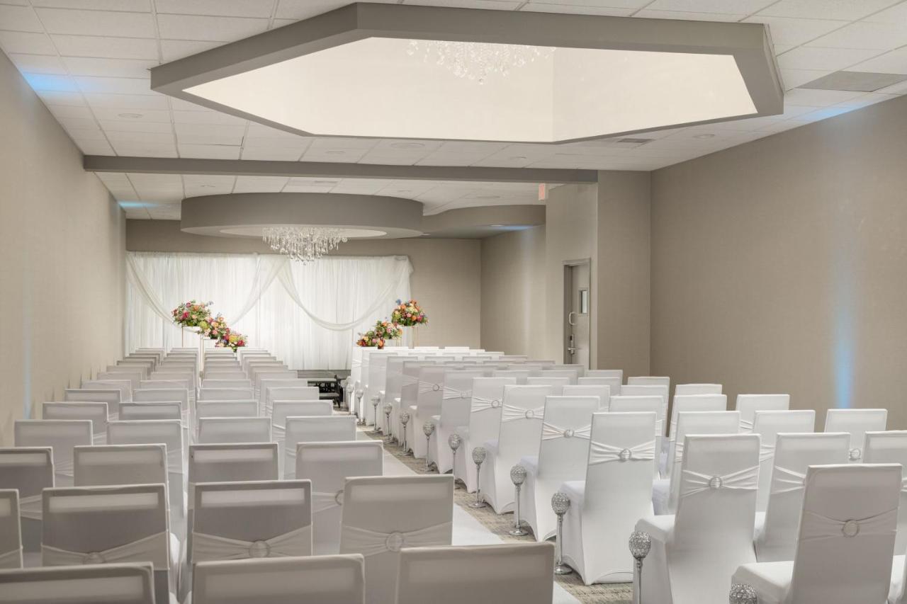 Four Points By Sheraton Milwaukee North Shore Hotel 3*