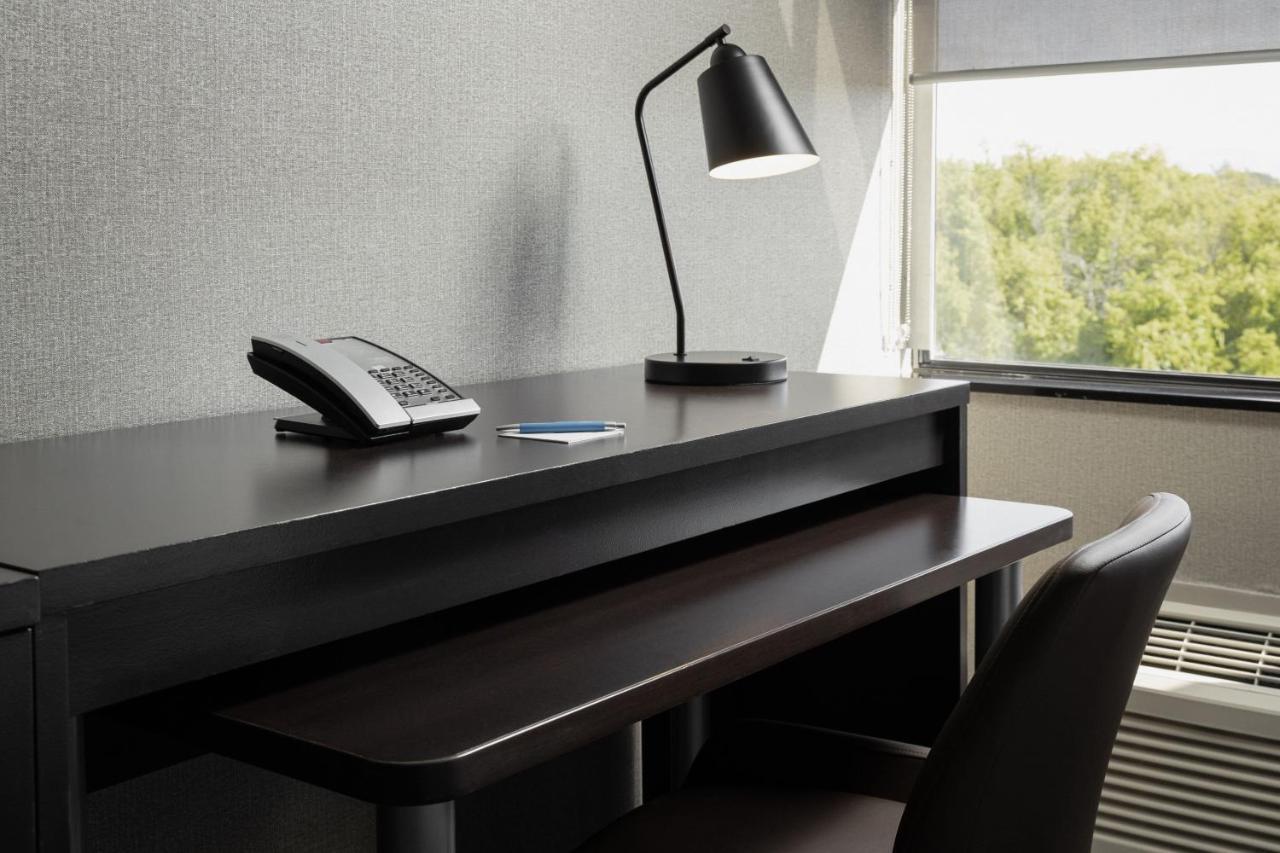 Hotel Four Points By Sheraton Milwaukee North Shore 3*