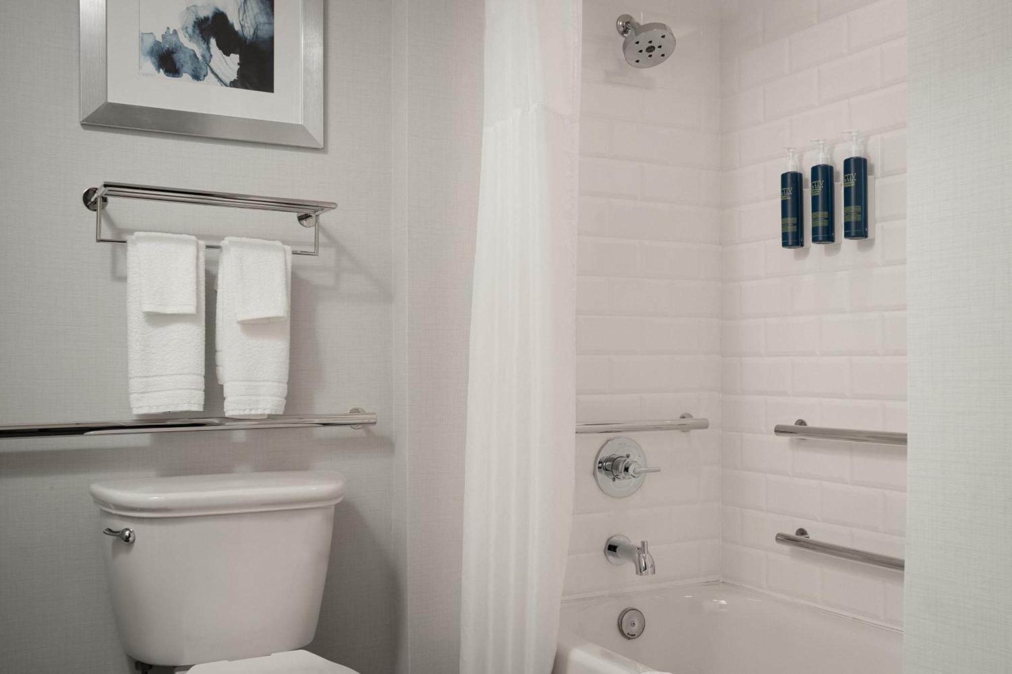 Four Points By Sheraton Milwaukee North Shore Hotel 3*