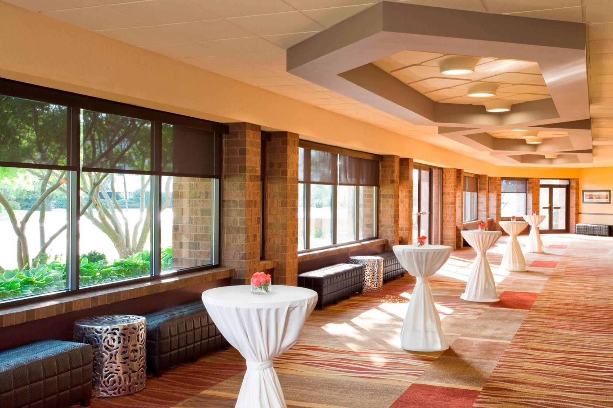 Four Points By Sheraton Milwaukee North Shore Hotel