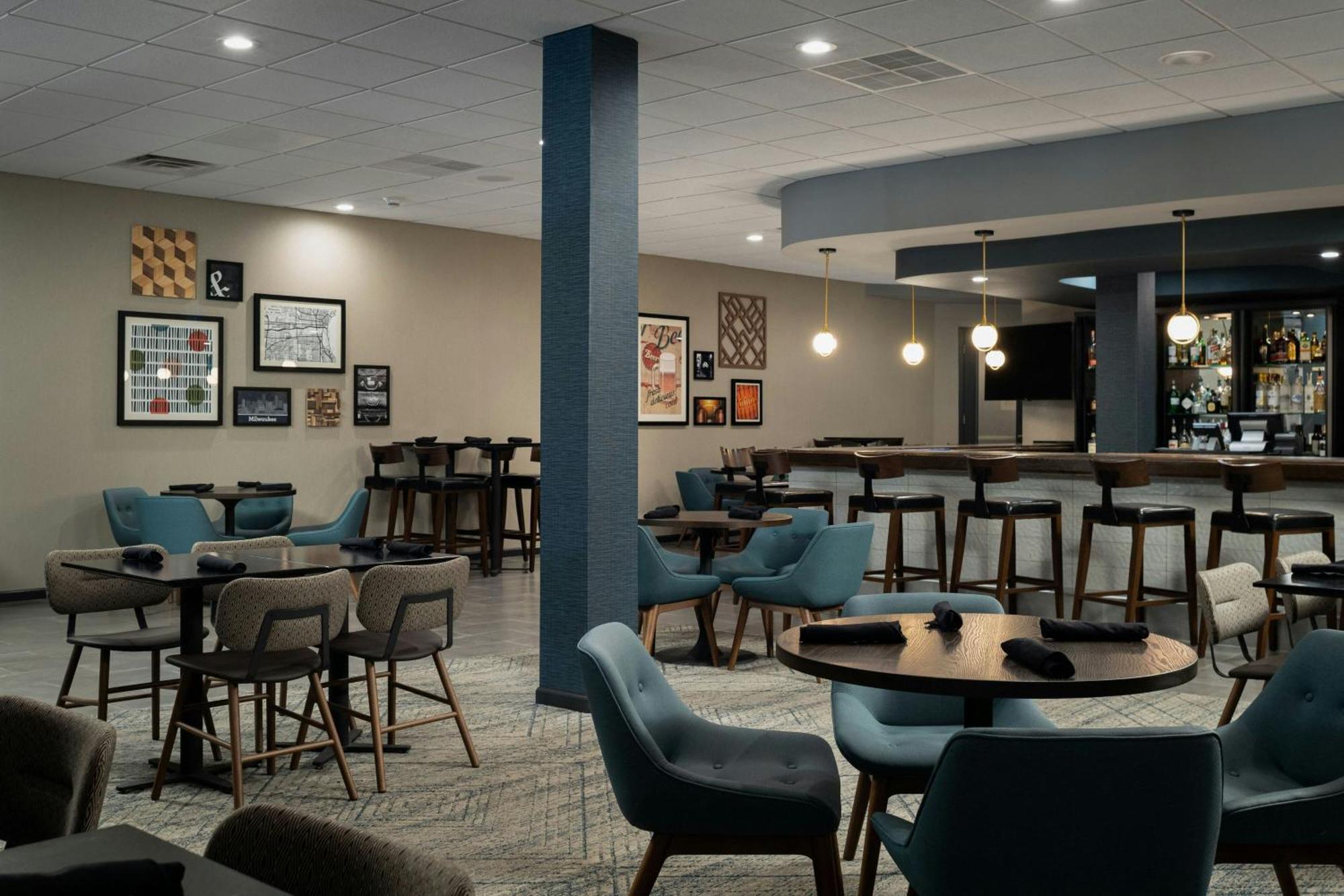 Hotel Four Points By Sheraton Milwaukee North Shore 3*