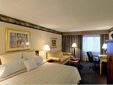 Four Points By Sheraton Milwaukee North Shore Hotel